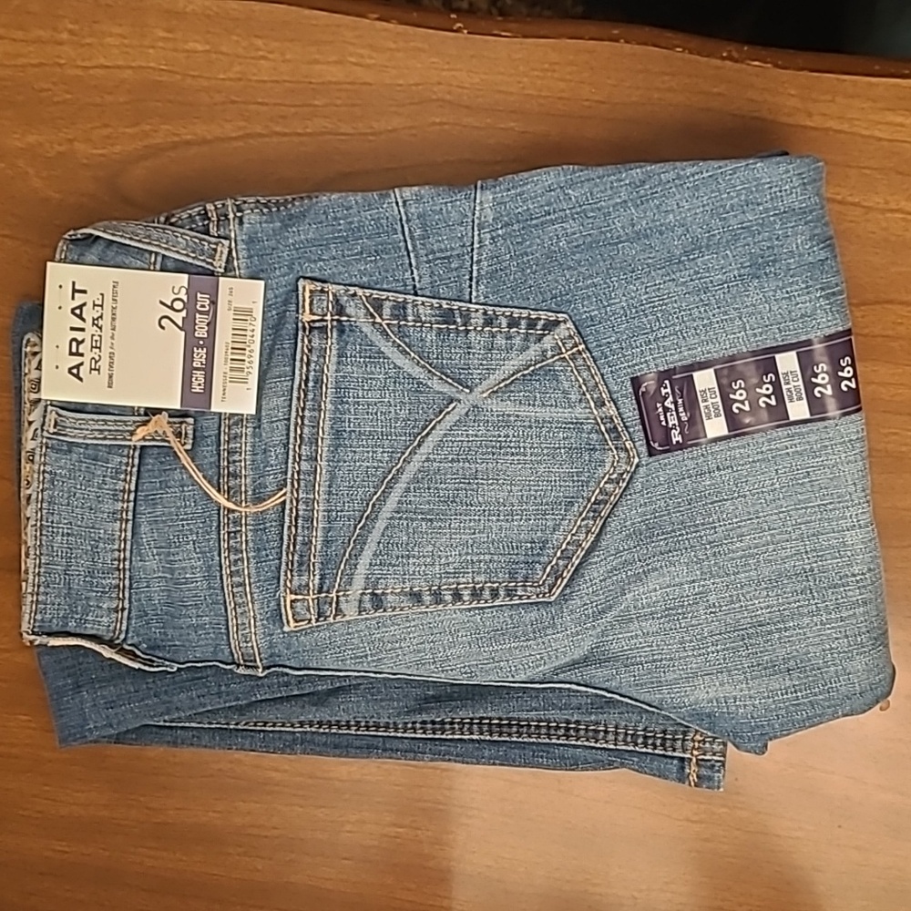 Woman's Ariat Jeans. 26 Short.